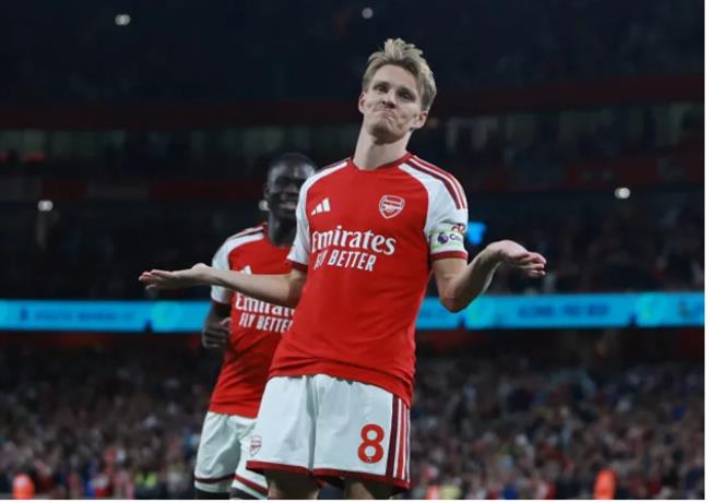 Ryan Giggs da het loi khen ngoi man trinh dien xuat sac cua Martin Odegaard