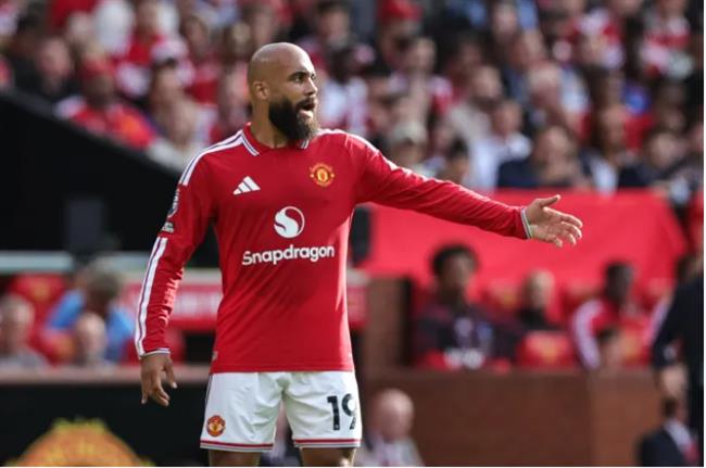 Wayne Rooney that vong voi Bryan Mbeumo.
